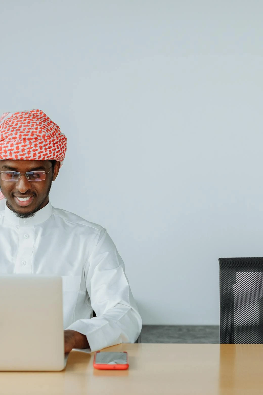 صورة مستقل عربي في بيئة عمل احترافية