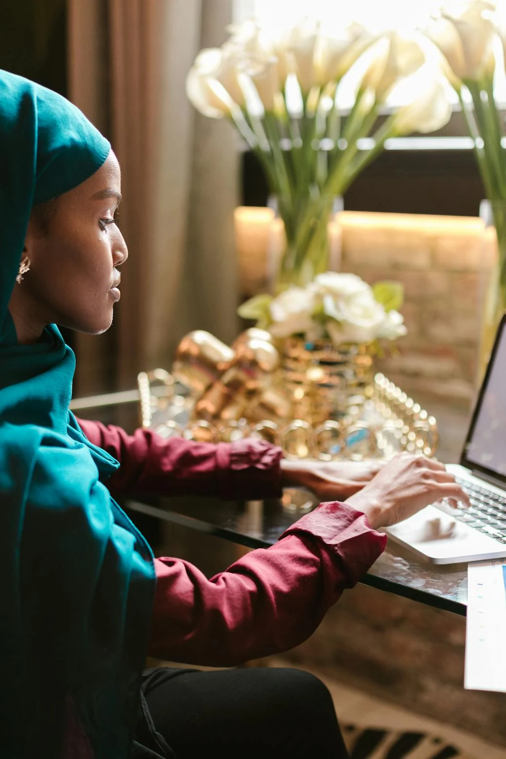 صورة مستقل عربي ينفذ مشاريع رقمية